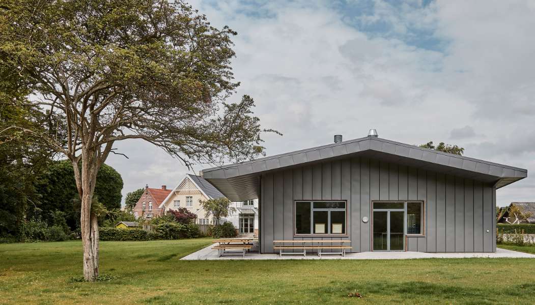 Die Sankt-Birgitta-Schule erhält einen supereleganten „Stahlpavillon“, Privatschule – Østergade 64, 4930 Maribo, Dänemark